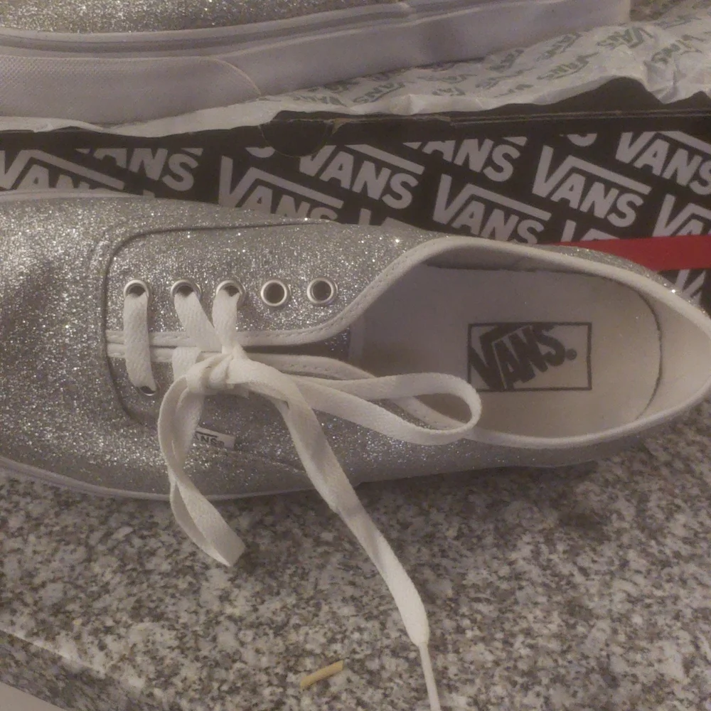 Van's - Picture 3 of 3